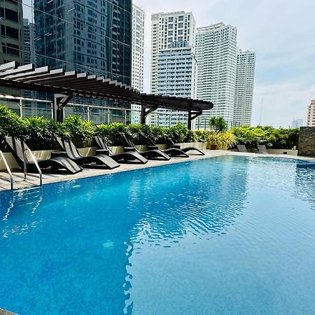 One Bedroom With Balcony By Christine Suites Ph In Greenbelt Radisson San Pedro Makati Exterior foto