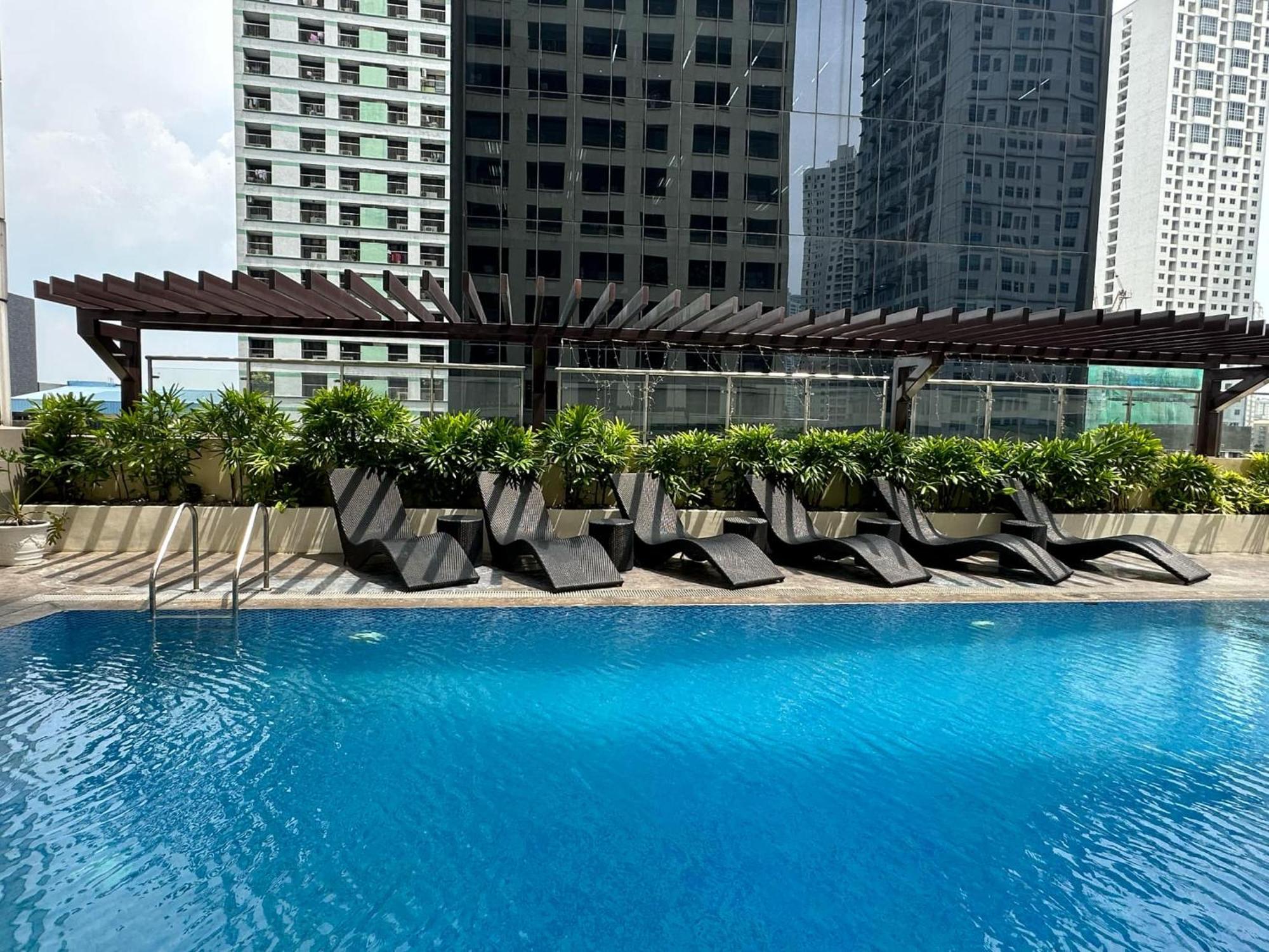 One Bedroom With Balcony By Christine Suites Ph In Greenbelt Radisson San Pedro Makati Exterior foto