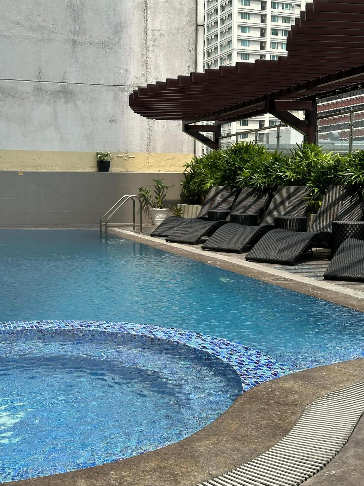 One Bedroom With Balcony By Christine Suites Ph In Greenbelt Radisson San Pedro Makati Exterior foto