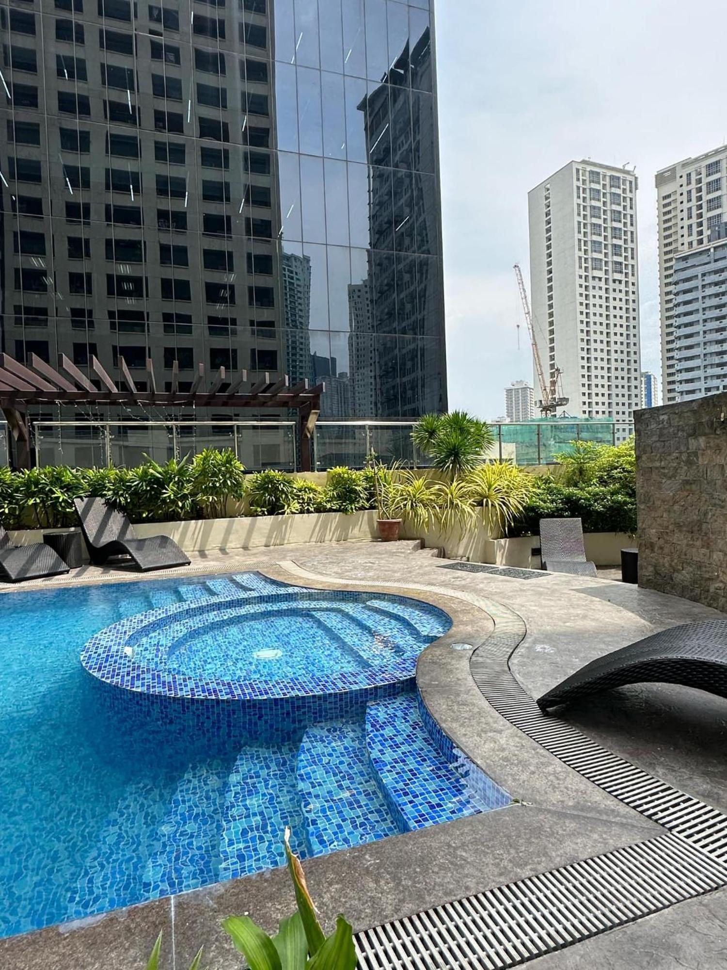 One Bedroom With Balcony By Christine Suites Ph In Greenbelt Radisson San Pedro Makati Exterior foto