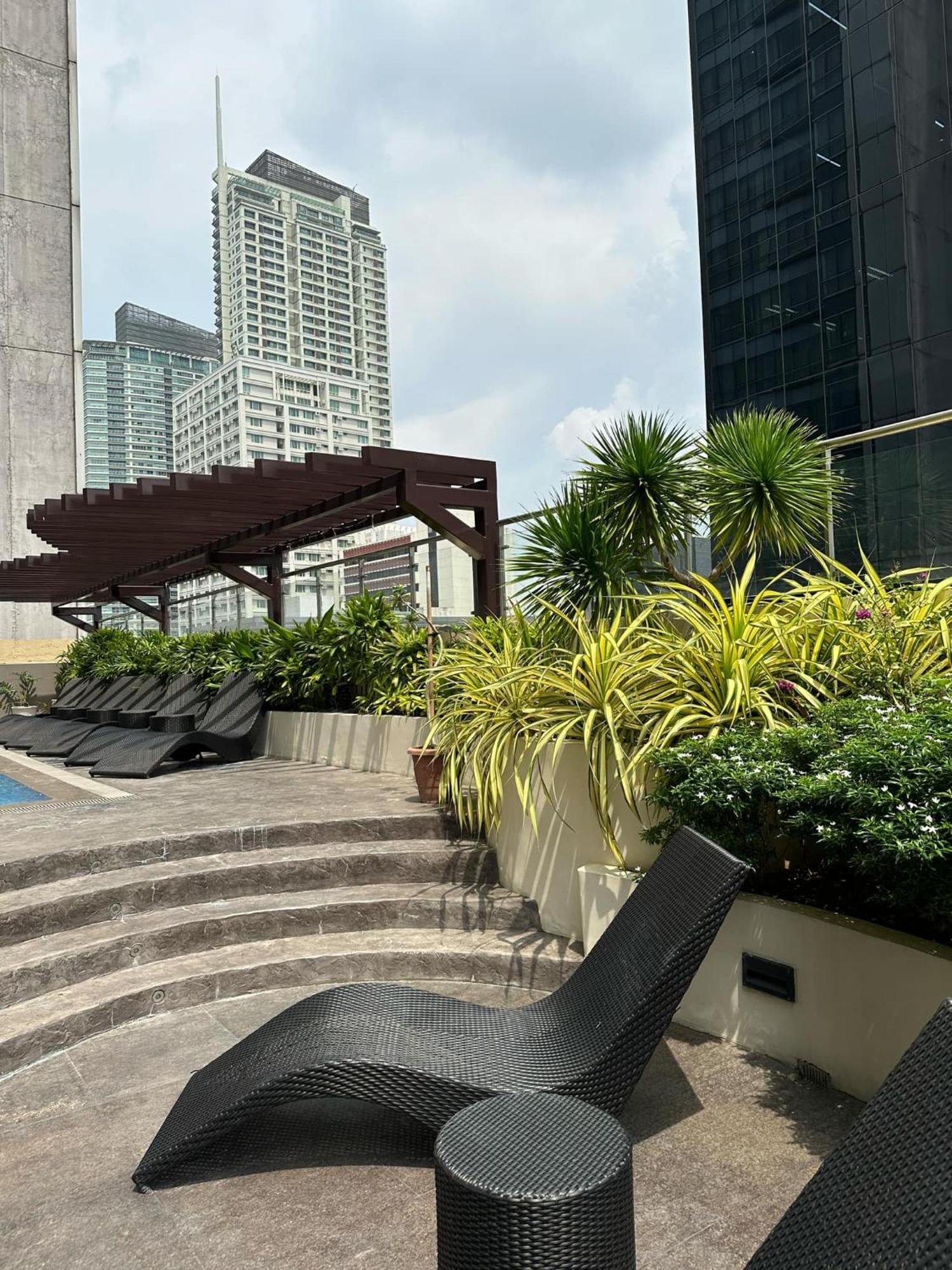 One Bedroom With Balcony By Christine Suites Ph In Greenbelt Radisson San Pedro Makati Exterior foto