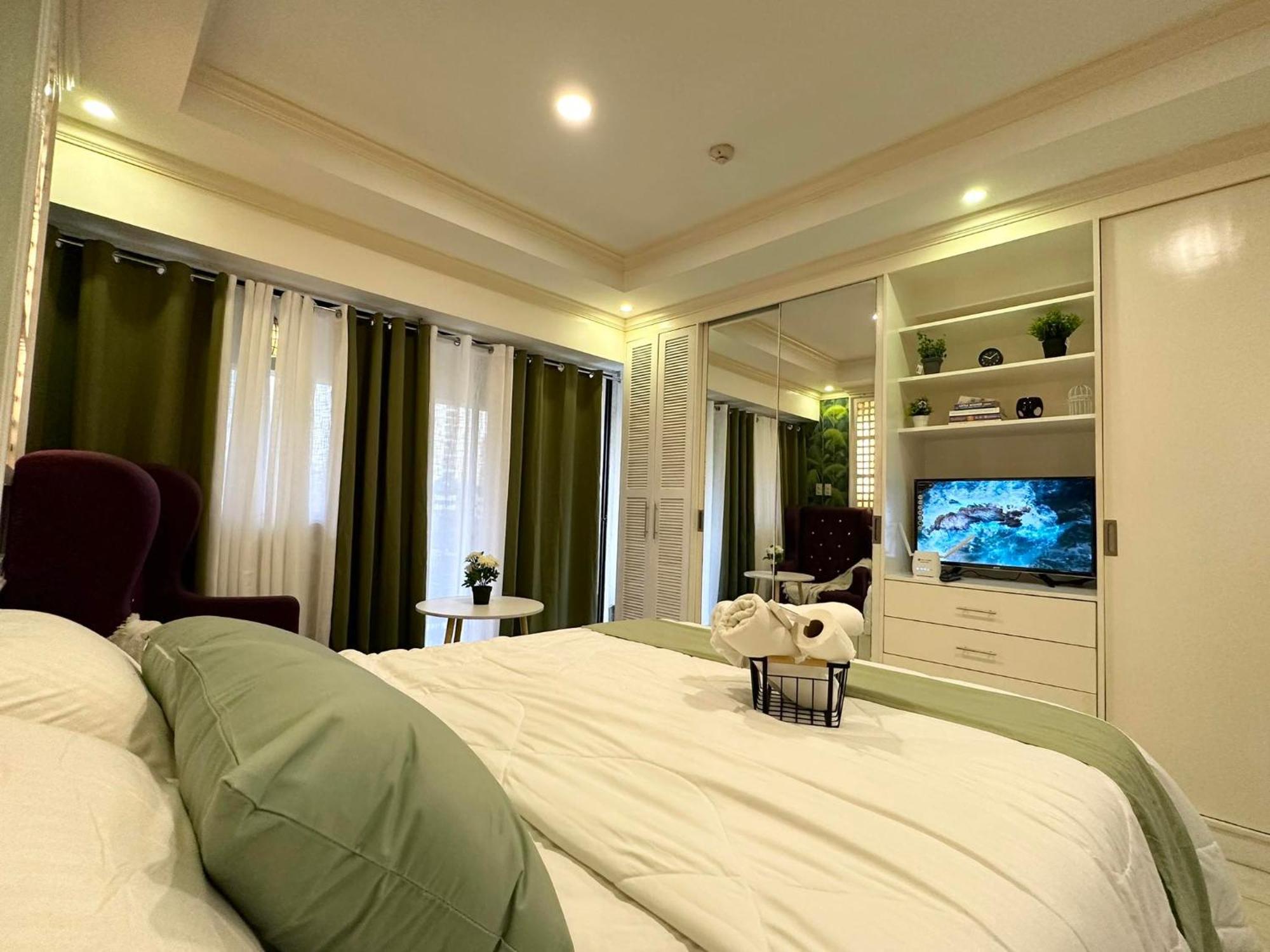 One Bedroom With Balcony By Christine Suites Ph In Greenbelt Radisson San Pedro Makati Exterior foto