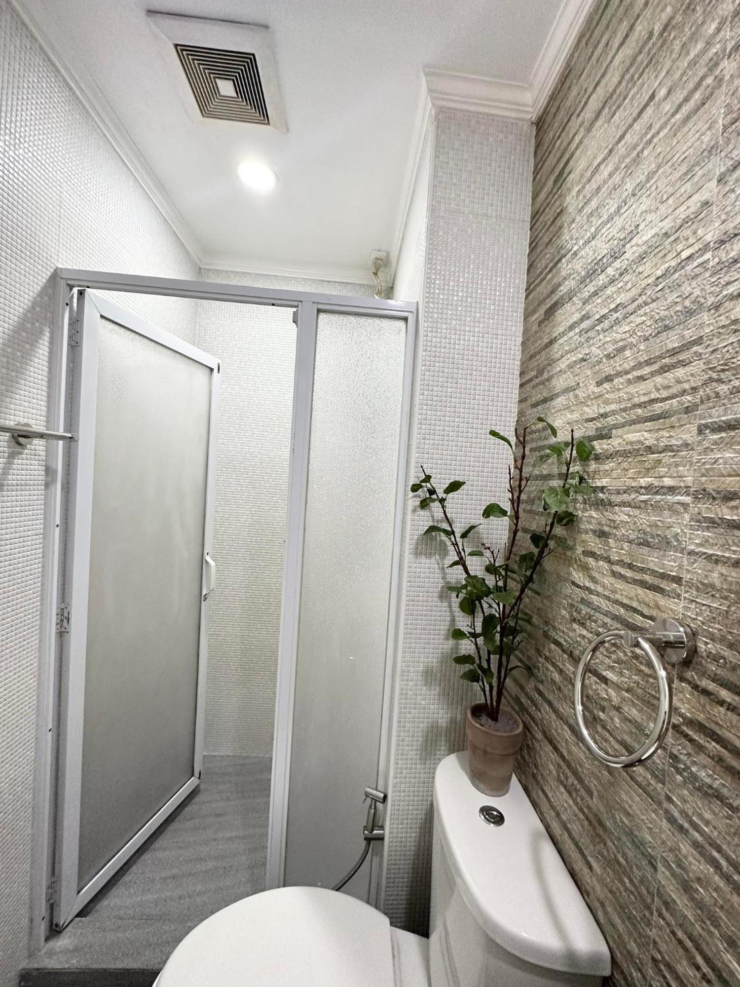 One Bedroom With Balcony By Christine Suites Ph In Greenbelt Radisson San Pedro Makati Exterior foto