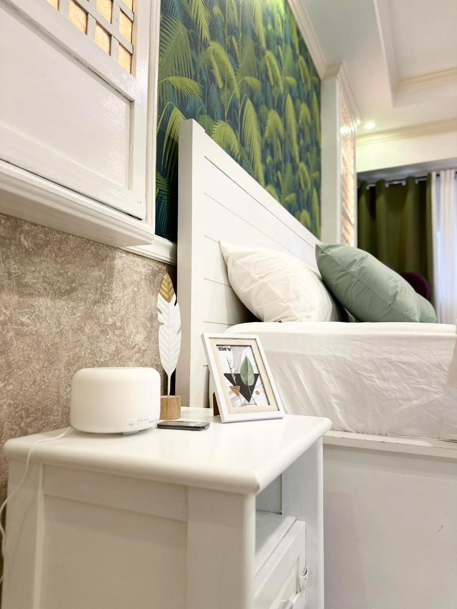 One Bedroom With Balcony By Christine Suites Ph In Greenbelt Radisson San Pedro Makati Exterior foto