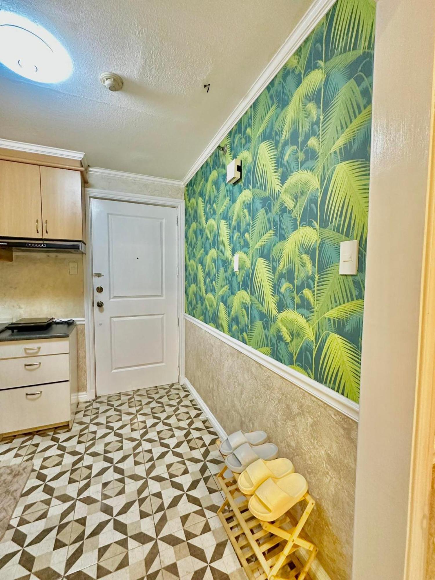 One Bedroom With Balcony By Christine Suites Ph In Greenbelt Radisson San Pedro Makati Exterior foto