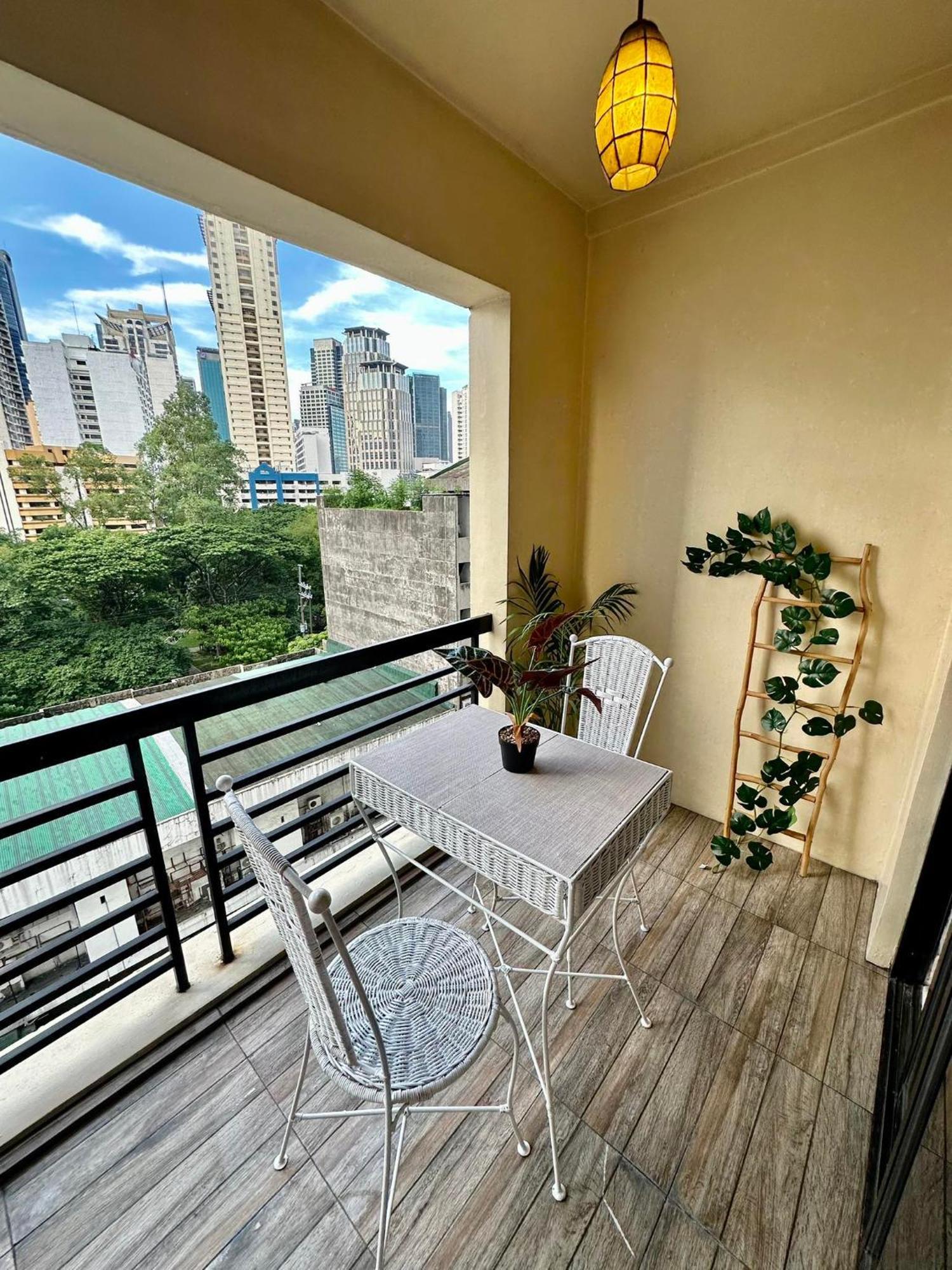 One Bedroom With Balcony By Christine Suites Ph In Greenbelt Radisson San Pedro Makati Exterior foto
