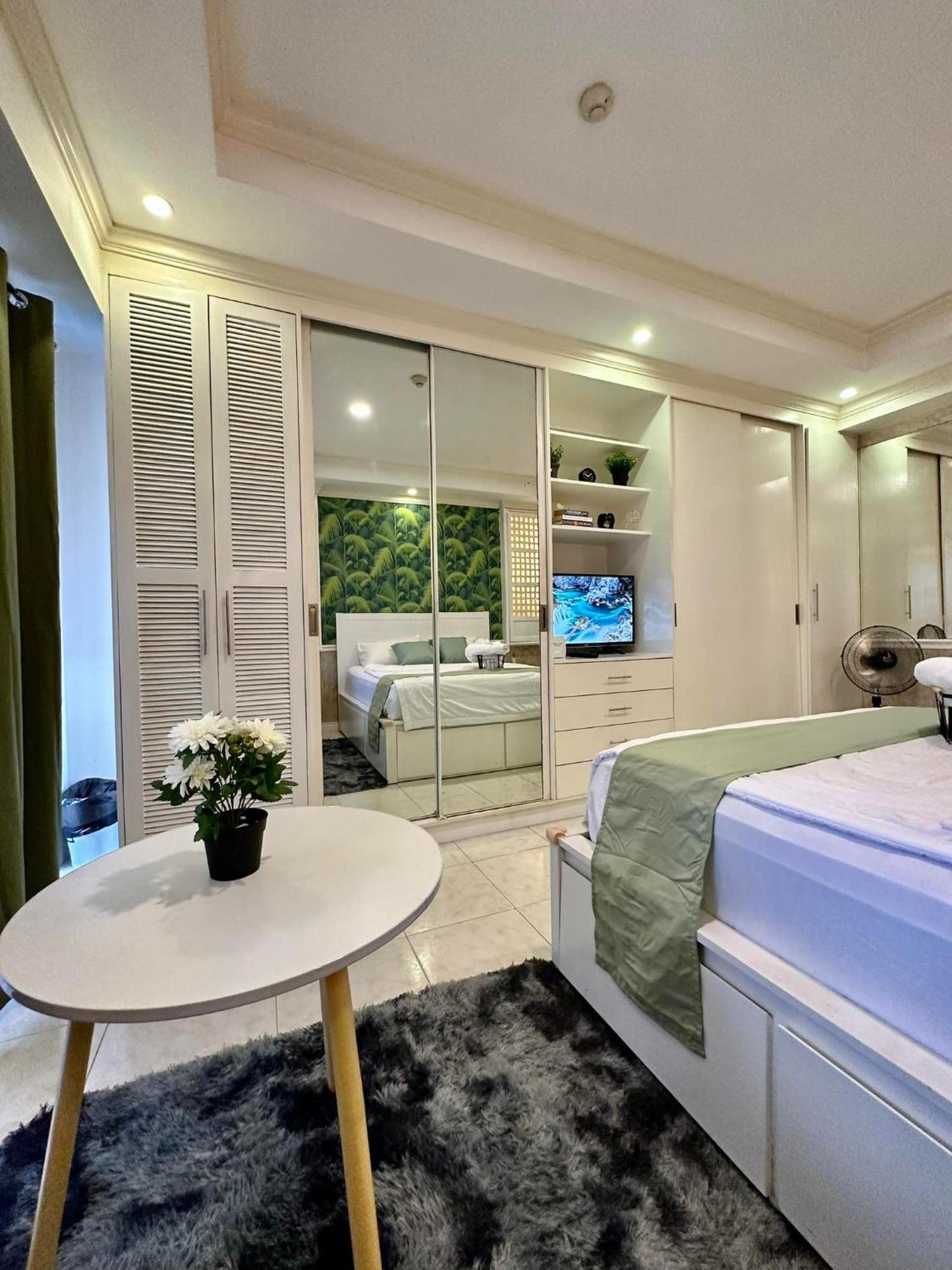 One Bedroom With Balcony By Christine Suites Ph In Greenbelt Radisson San Pedro Makati Exterior foto