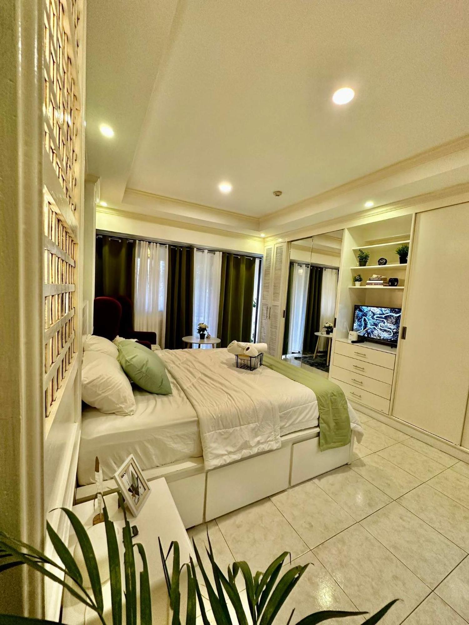 One Bedroom With Balcony By Christine Suites Ph In Greenbelt Radisson San Pedro Makati Exterior foto