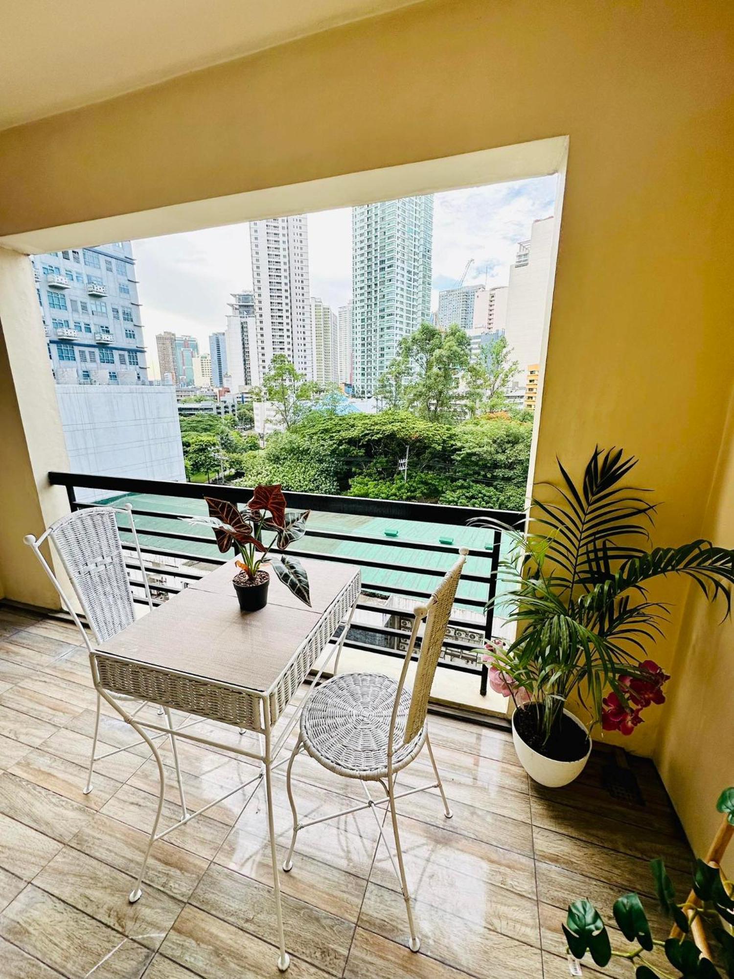 One Bedroom With Balcony By Christine Suites Ph In Greenbelt Radisson San Pedro Makati Exterior foto