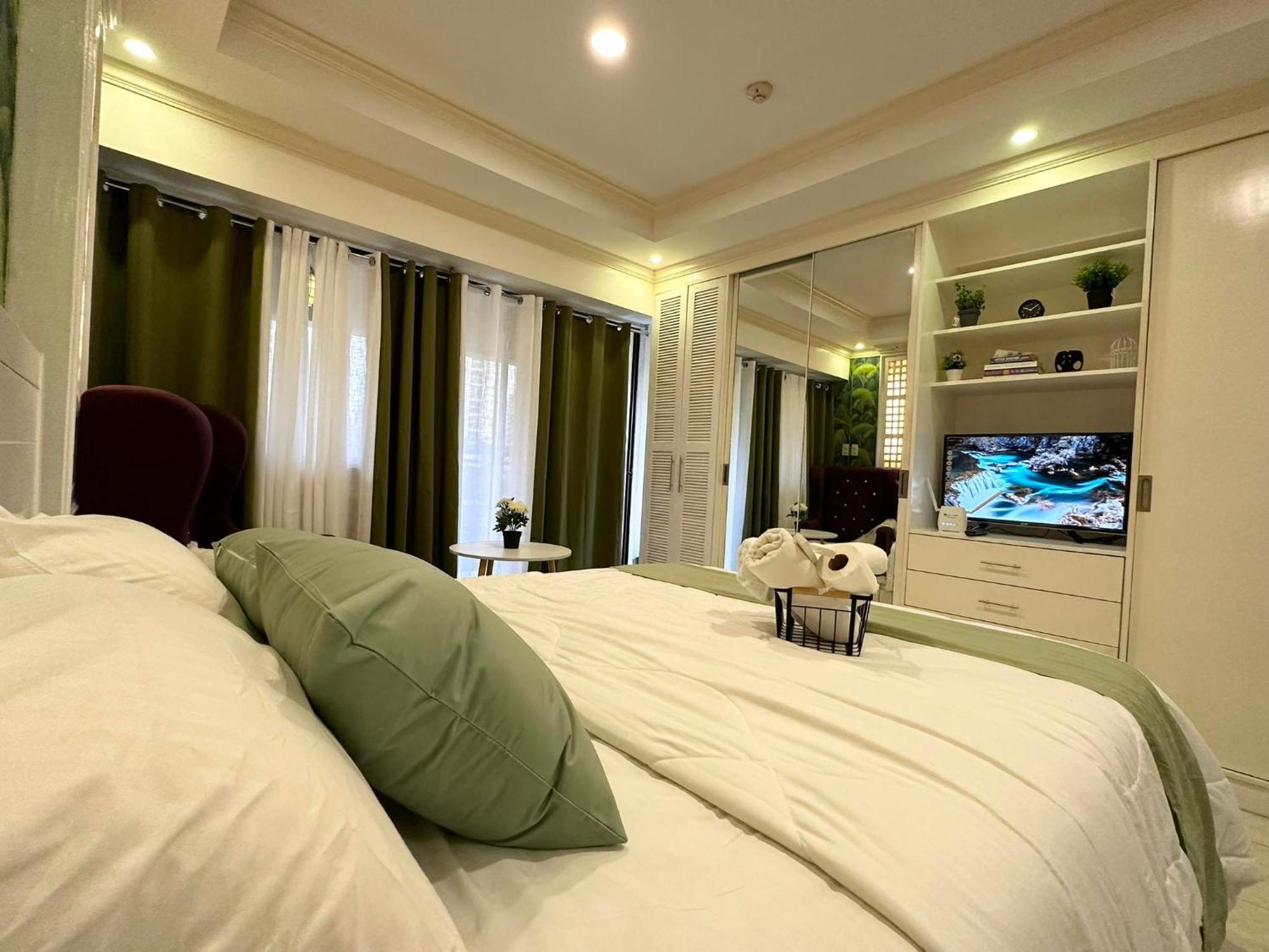 One Bedroom With Balcony By Christine Suites Ph In Greenbelt Radisson San Pedro Makati Exterior foto