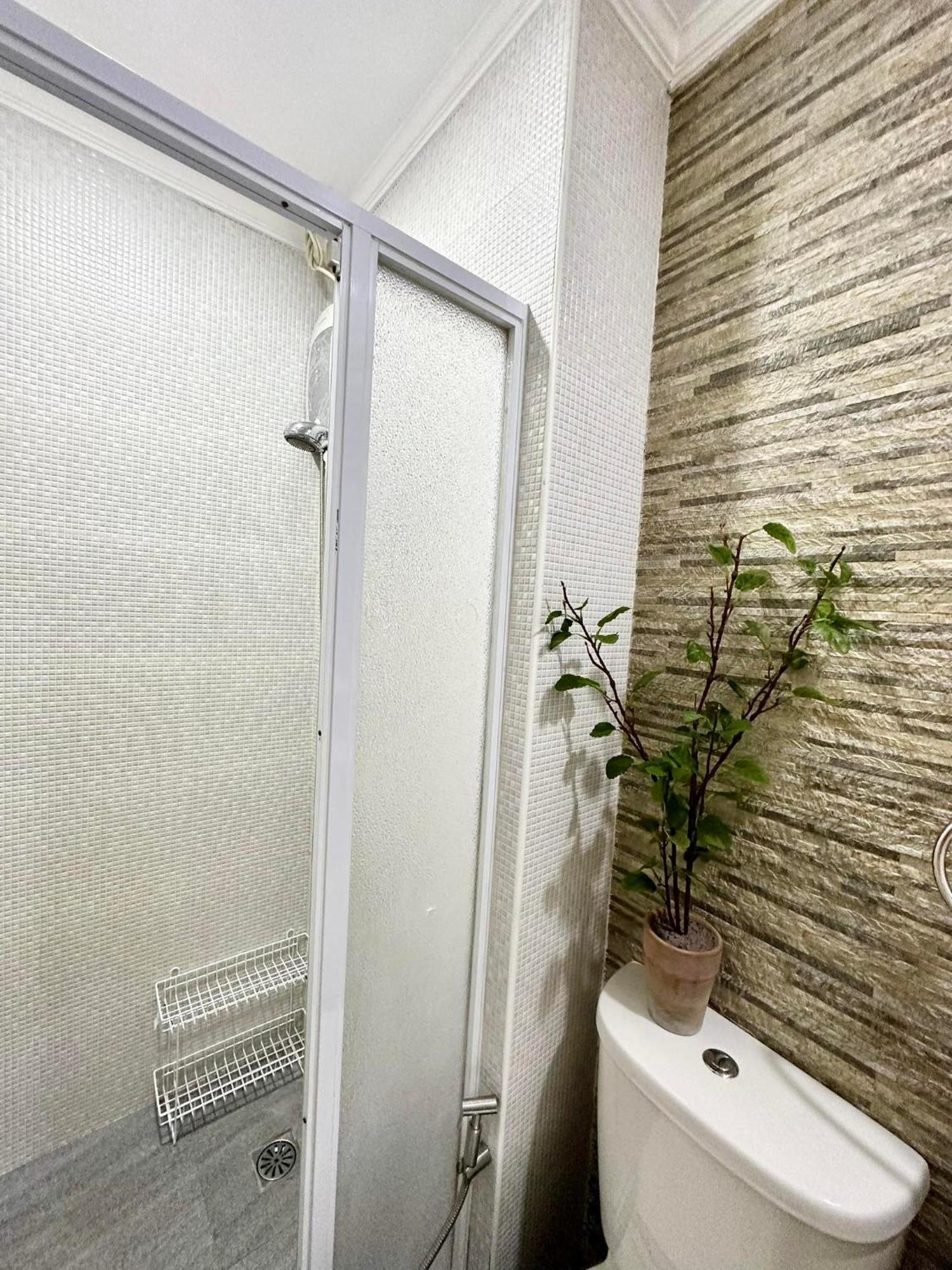 One Bedroom With Balcony By Christine Suites Ph In Greenbelt Radisson San Pedro Makati Exterior foto
