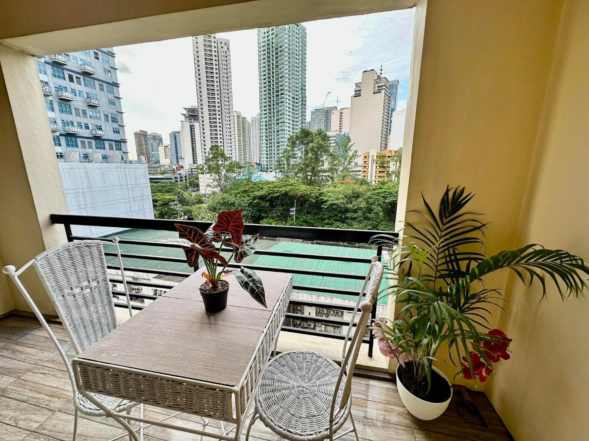 One Bedroom With Balcony By Christine Suites Ph In Greenbelt Radisson San Pedro Makati Exterior foto