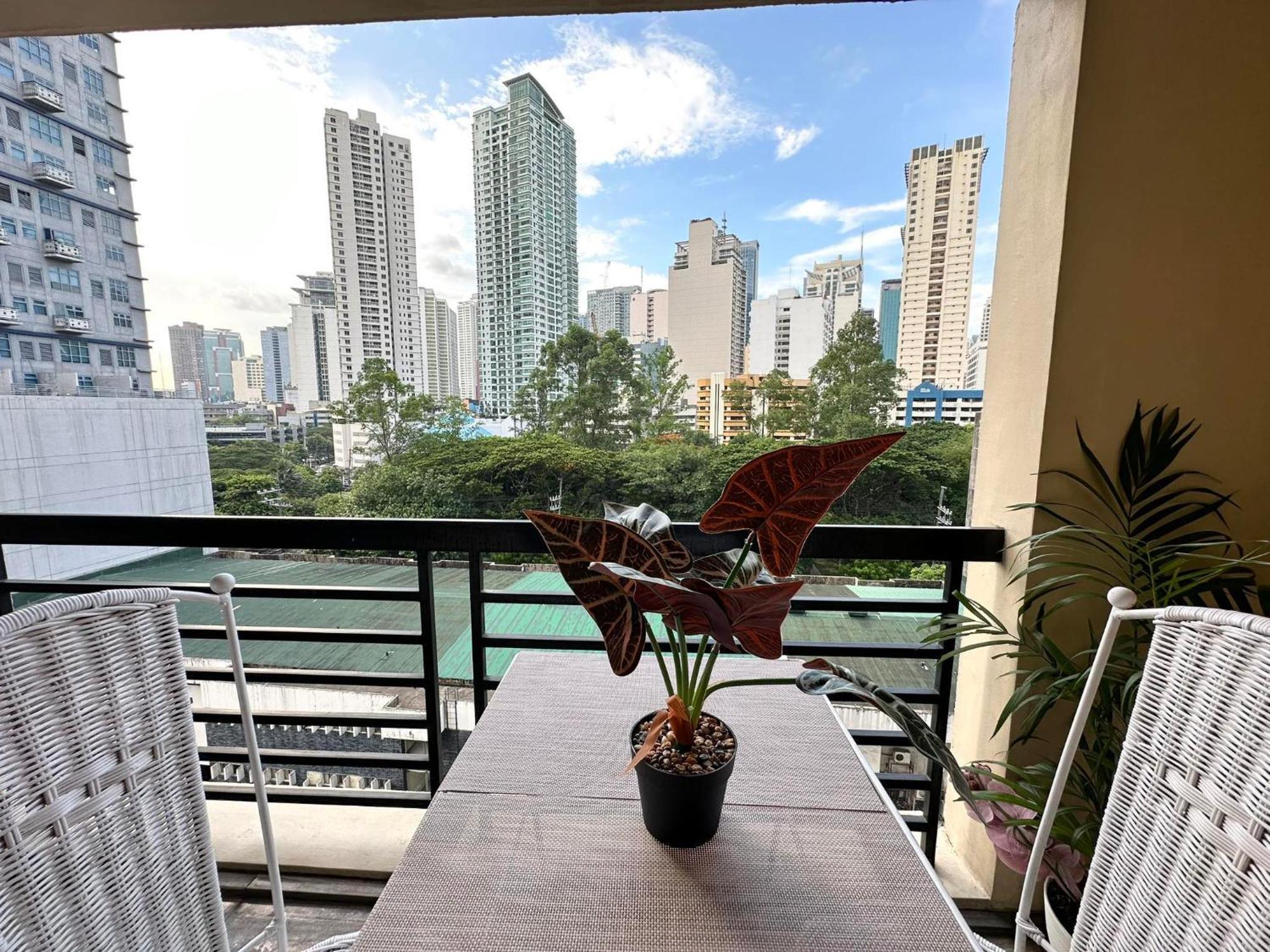 One Bedroom With Balcony By Christine Suites Ph In Greenbelt Radisson San Pedro Makati Exterior foto