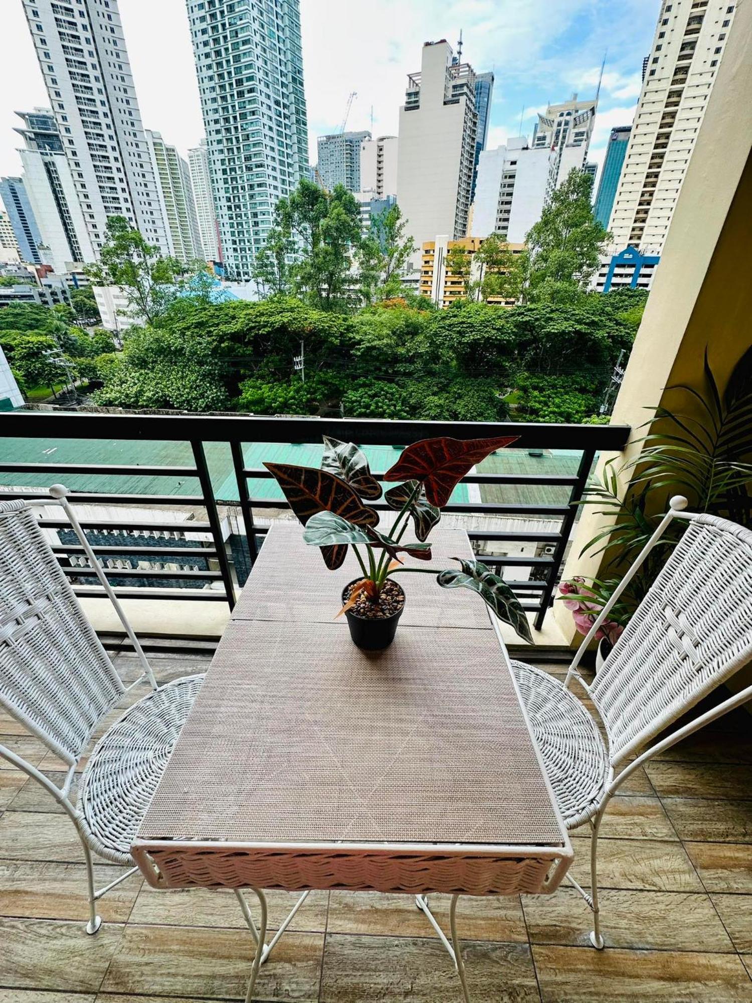 One Bedroom With Balcony By Christine Suites Ph In Greenbelt Radisson San Pedro Makati Exterior foto