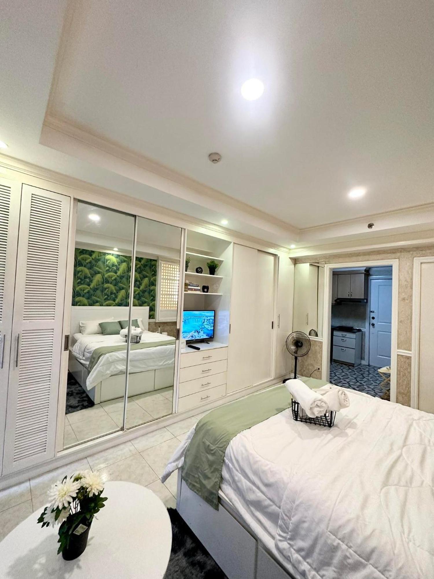 One Bedroom With Balcony By Christine Suites Ph In Greenbelt Radisson San Pedro Makati Exterior foto