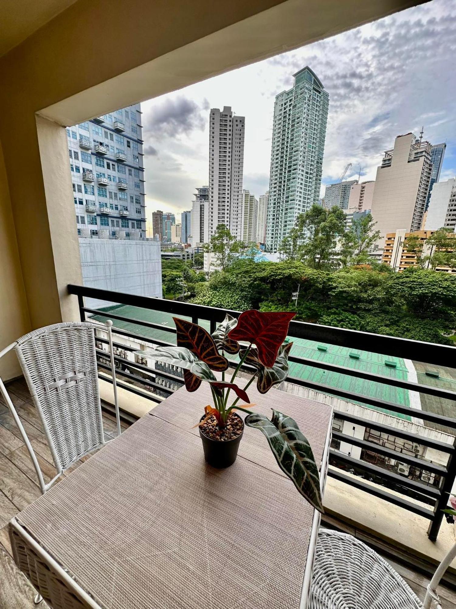 One Bedroom With Balcony By Christine Suites Ph In Greenbelt Radisson San Pedro Makati Exterior foto