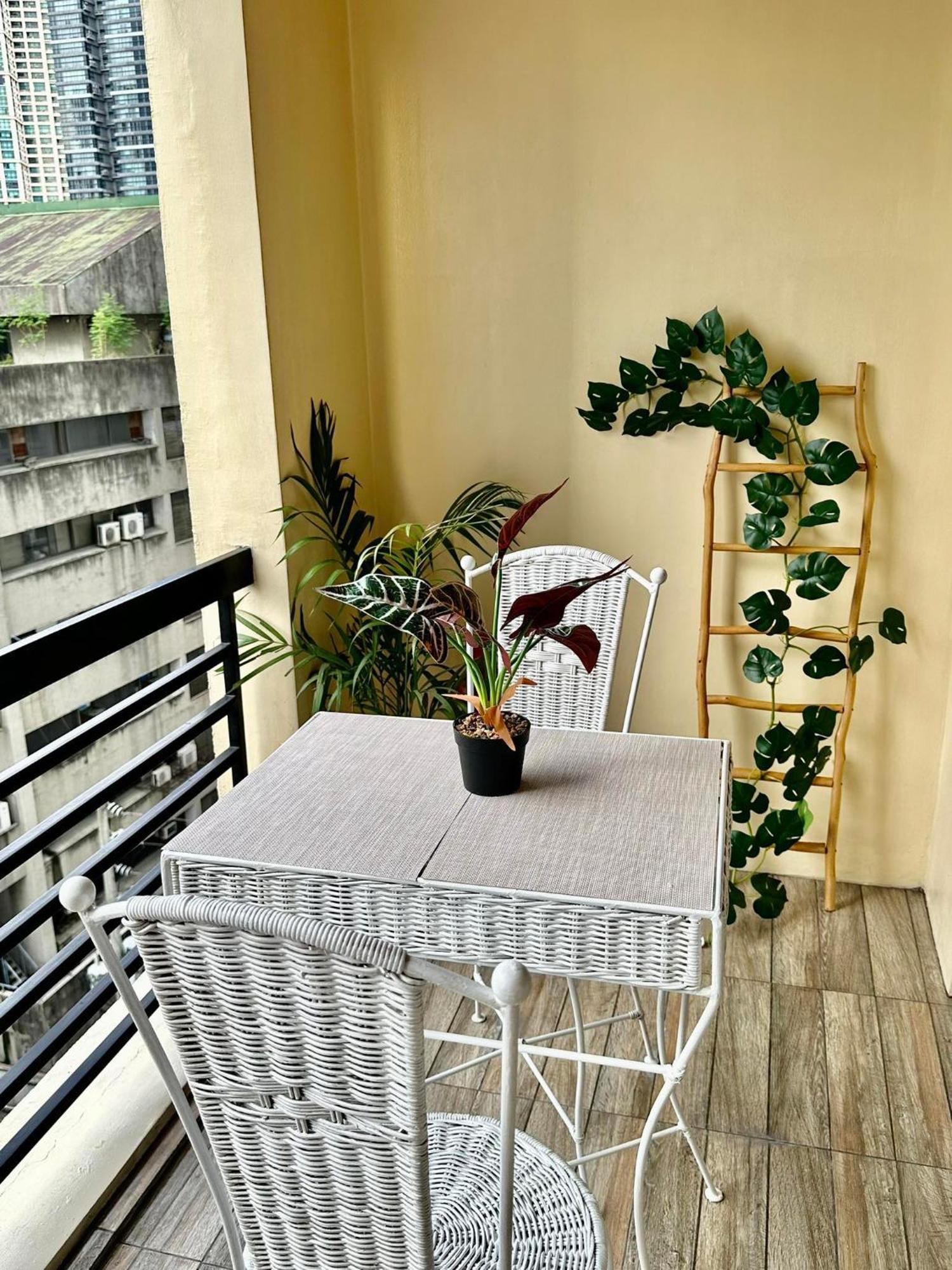 One Bedroom With Balcony By Christine Suites Ph In Greenbelt Radisson San Pedro Makati Exterior foto