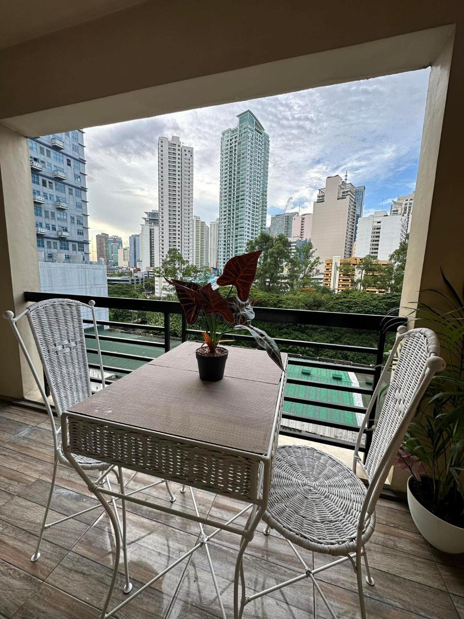 One Bedroom With Balcony By Christine Suites Ph In Greenbelt Radisson San Pedro Makati Exterior foto