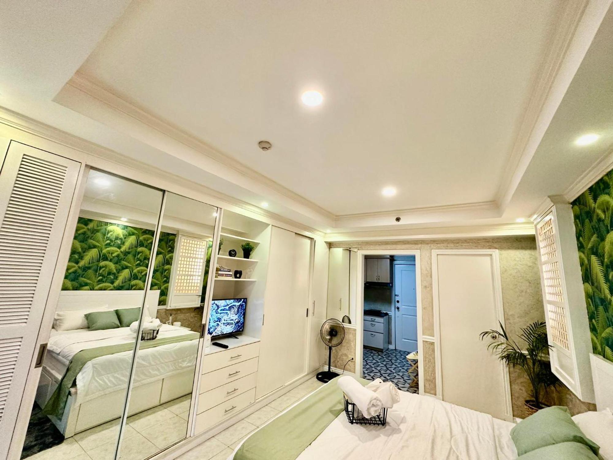 One Bedroom With Balcony By Christine Suites Ph In Greenbelt Radisson San Pedro Makati Exterior foto